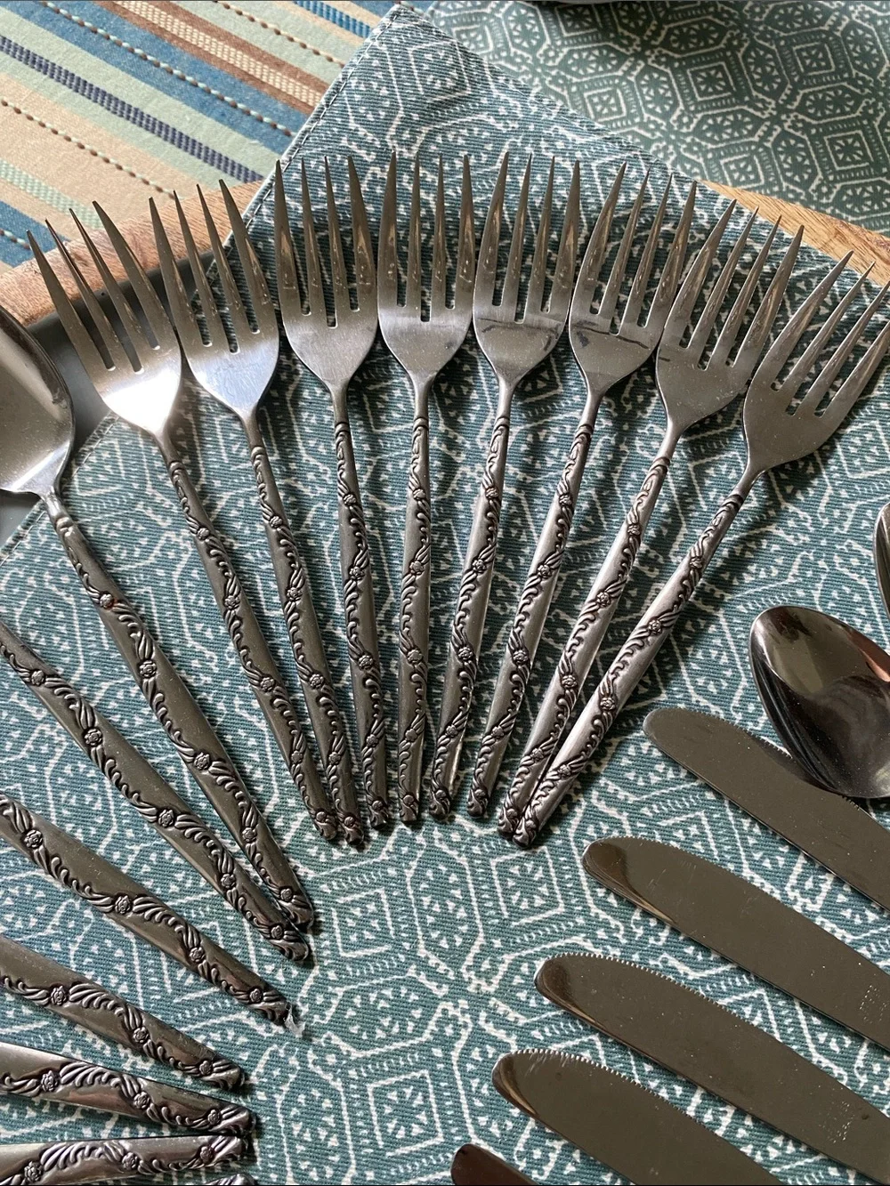Vintage NATIONAL STAINLESS/JAPAN 44 Piece (7 Sets) “Floral & Scroll” Flatware